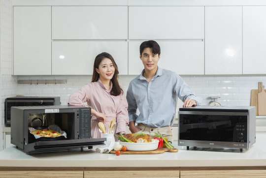 LG전자 모델들이 39ℓ 용량 신제품(ML39PTW)을 소개하고 있다. <LG전자 제공>